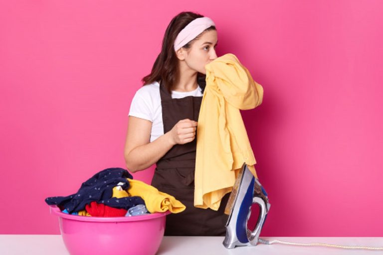 هل تتساءلين عن سبب وجود رائحة كريهة للملابس بعد الغسل؟